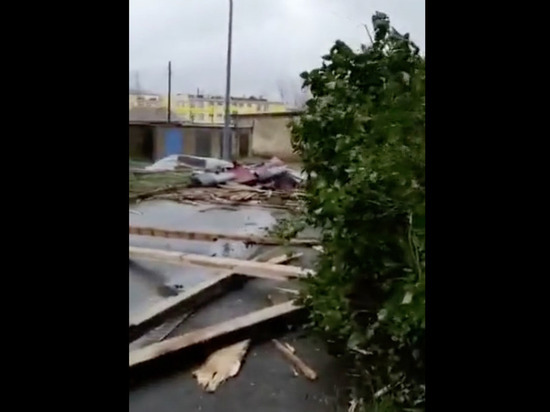 На Сахалине снесло крыши с домов, погиб человек