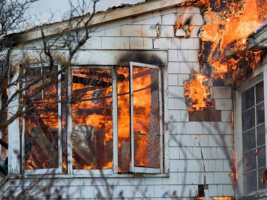 Четыре спасателя потушили пожар в частном доме в Гатчинском районе