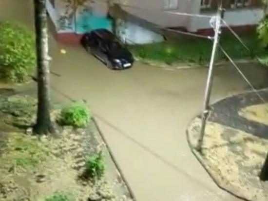 Из-за аварии на водопроводе в Дзержинском районе Ярославля вода затопила несколько дворов