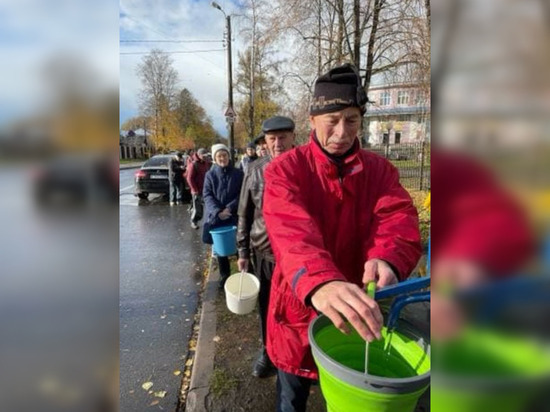 Колонки в частном секторе Сестрорецка собрали громадные очереди за водой
