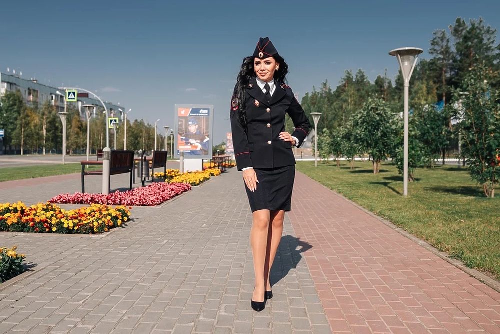 Девушку из Ноябрьска признали лучшим участковым полиции ЯНАО: фото знойной красавицы