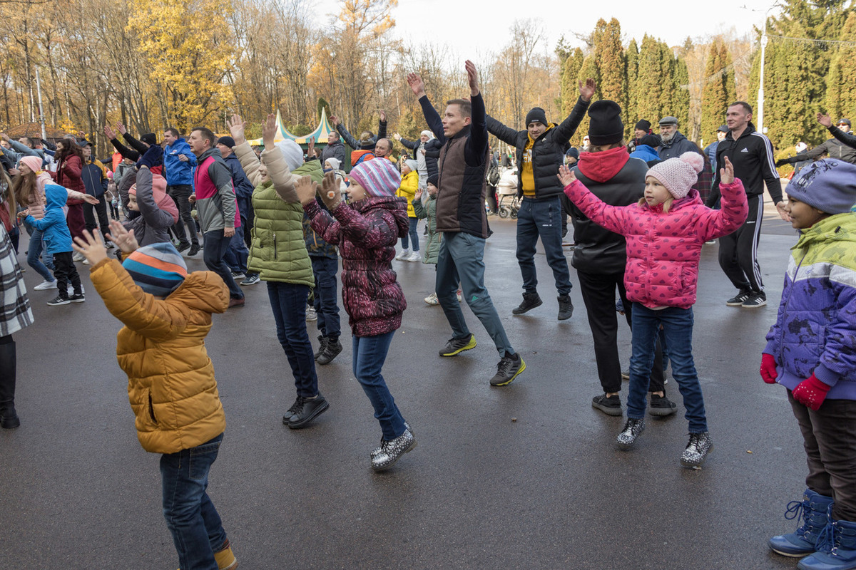 День отца праздник в парке. Зарядка 365 Тула. Зарядка вместе с папой флешмоб. Папа Тула.