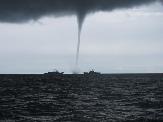 В МЧС объявили экстренное предупреждение по формированию смерчей над Чёрным морем