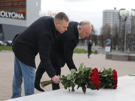 Врио губернатора Михаил Евраев и Юрий Яковлев возложили цветы к мемориалу «Хоккейное братство»