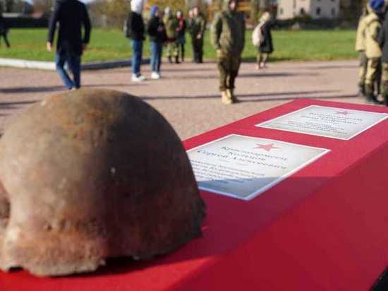 Солдатские медальоны помогли установить личности шести бойцов, чьи останки захоронили на кладбище в Понтонном