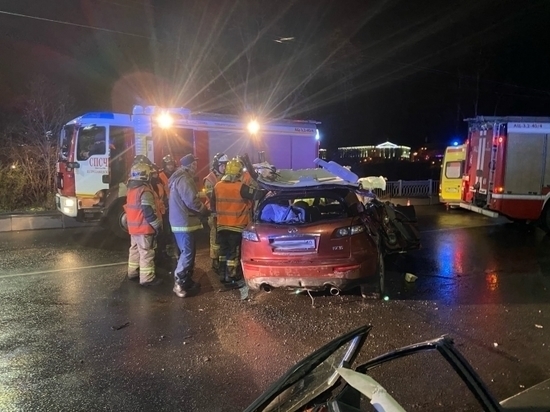 Infiniti разбился в хлам на Советском мосту в Петрозаводске