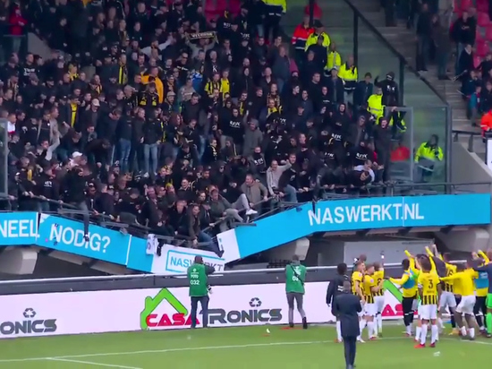 Фанаты "Витесса" обрушили трибуну на стадионе в Нидерландах