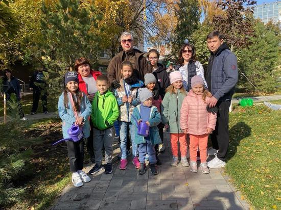 В День отца Алексей Логвиненко вместе с дочерями высадил несколько деревьев