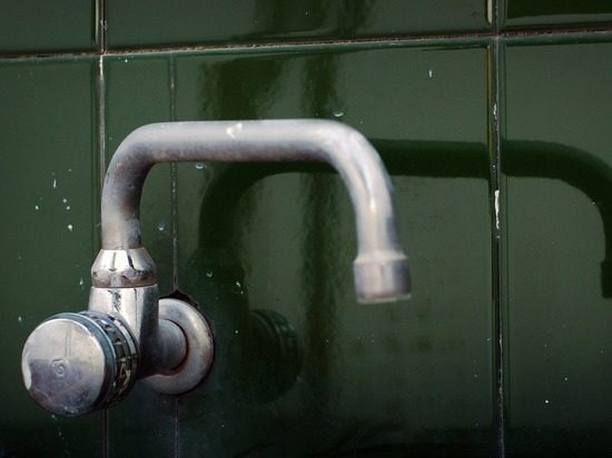 Школа, детсад и 8 жилых домов остались без воды из-за аварии на станции в Чите