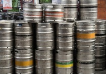 Двое посетителей одного из баров Читы на глазах отдыхающих и персонала вынесли из заведения 30-литровую кегу с пивом