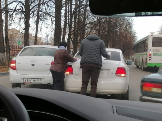 На улице Кирова в Туле из-за ДТП с двумя легковушками собирается пробка