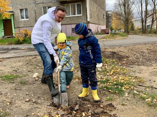 В День отца ярославские партийцы посадили деревья