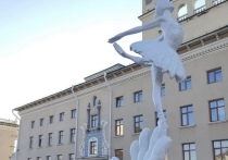 На площади возле Бурятского театра оперы и балета теперь красуется балерина, танцующая на кончиках пальцев огромной руки
