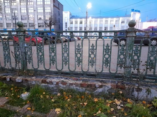 В Кирове в сквере на площади Лепсе декоративную оградку меняют на типовой забор
