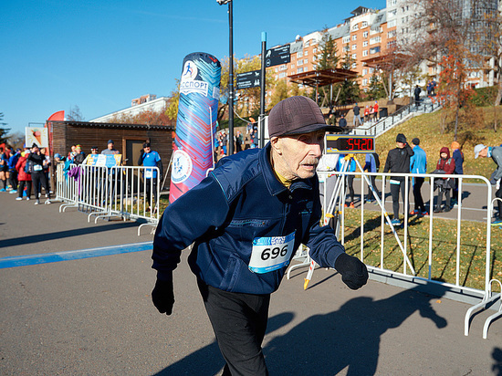 94-летний пенсионер пробежал 5 километров на легкоатлетическом пробеге в Красноярске