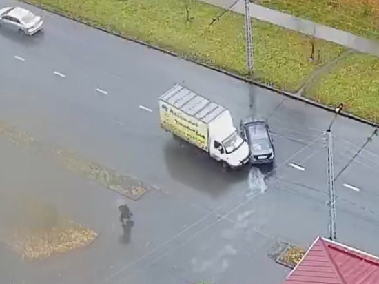 На проспекте Александра Невского легковушка "подставилась" под грузовик