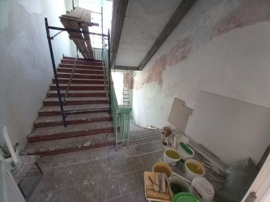 Ученики школы имени Полищук в Омске вышли на уроки в недоремонтированное здание