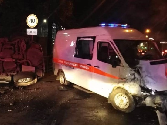 Два человека пострадали в страшном ДТП с участием «скорой» в Барнауле
