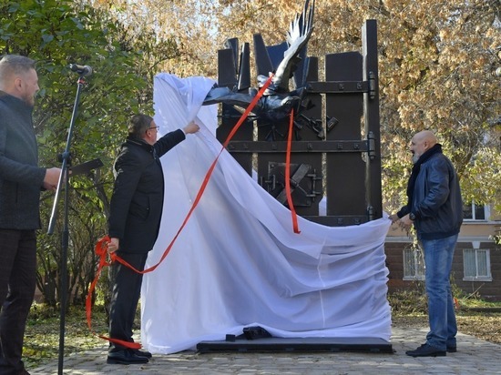 Посвященный 200-летию Достоевского памятный знак открыл губернатор Омской области