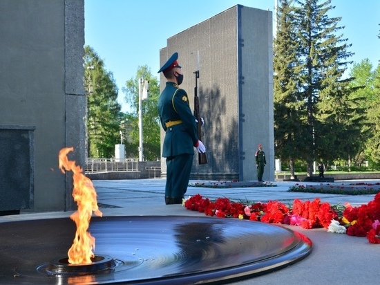 Мэр поручил расторгнуть договор с охранявшим Монумент Славы ЧОПом в Новосибирске