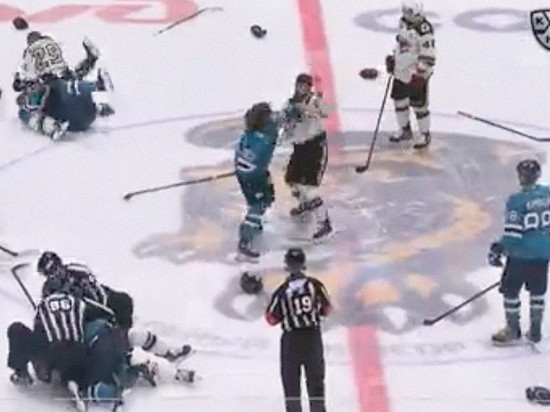 Хоккейный матч между "Сочи" и "Авангардом" начался с массовой драки на льду