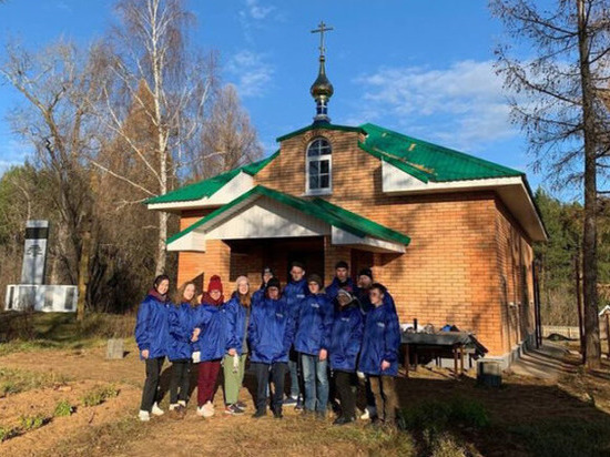 Волонтеры привели в порядок территорию церкви в Шарканском районе