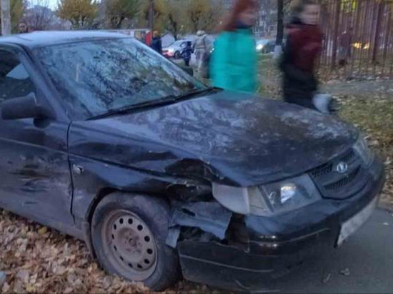 В Ижевске автомобилист сбил пешехода на тротуаре
