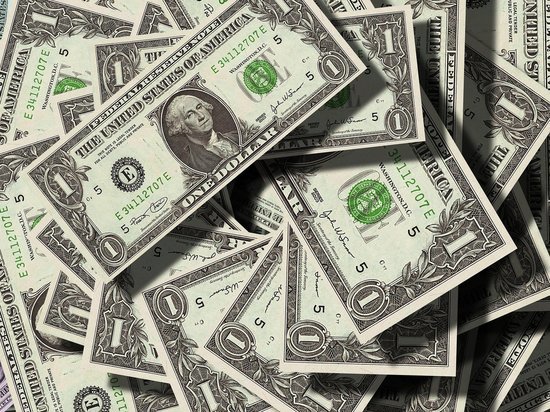 Официальный курс доллара опустился ниже 71 рубля впервые за год