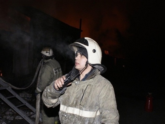 Пожарные в Хакасии тушили МАЗ, баню, ликвидировали пал травы