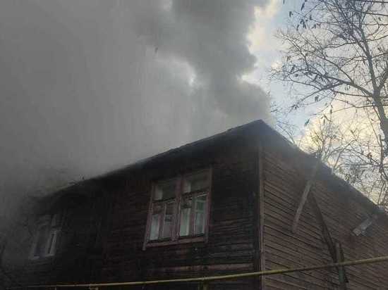 На ул. Усиевича в Ленинском районе горит двухэтажный деревянный дом