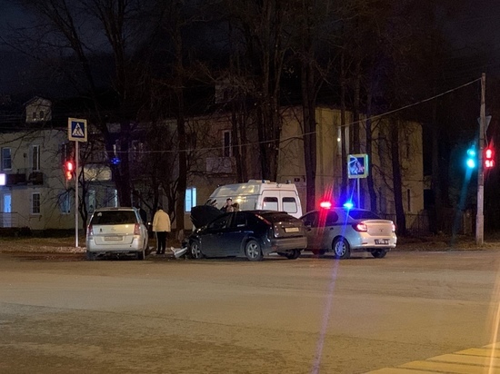 На пересечении улиц в Твери столкнулись два автомобиля