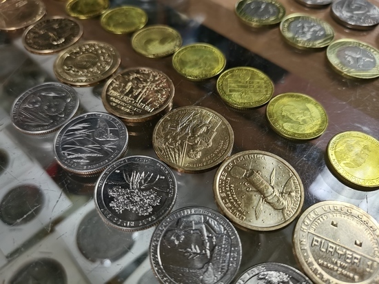 Александр Филиппов собирает монеты с детства, и в настоящее время его коллекция может уместиться в целый баул