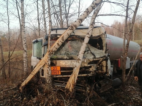 Грузовик с пропаном столкнулся с другим большегрузом на трассе в Томской области