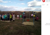Бурные обсуждения в соцсетях вызвала новая детская площадка, открытия в селе Петровки Губкинского городского округа