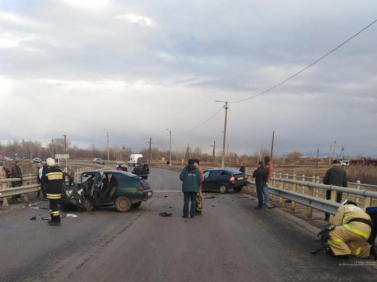 В Волгоградской области в лобовом ДТП с двумя авто погибли двое человек