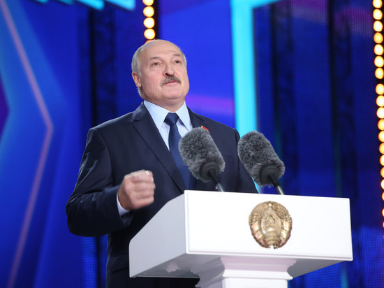 Лукашенко заявил, что будет прививаться от коронавируса только белорусской вакциной
