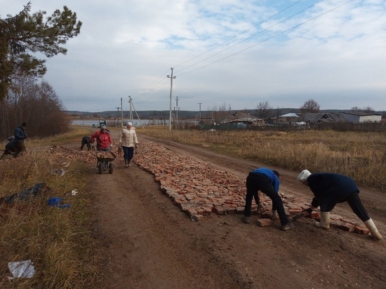 Жители деревни в Глазовском районе отремонтировали водопровод и дорогу своими силами