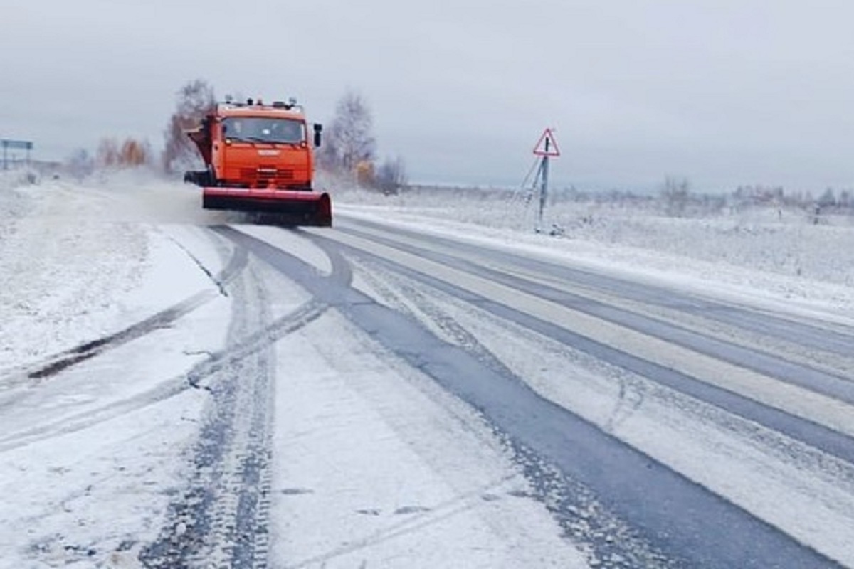 Близко ярославль. Дорога зимой в городе. Якутия зима дорога. Машина дорожной службы. Зимние дороги в городе.