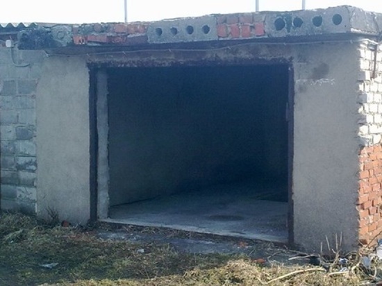 В Тверской области двое мужчин забрали ворота прямо с гаража