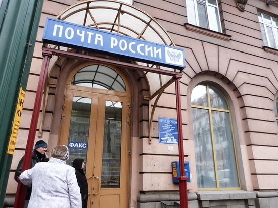 Без масок, зато с очередью: в Петербурге открылся первый пункт вакцинации на почте