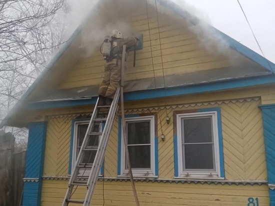 Новгородские пожарные вытащили из горящего дома восьмидесятилетнюю женщину