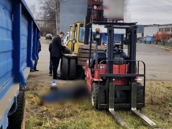 Мужчину на производстве в Ижевске насмерть придавило погрузчиком