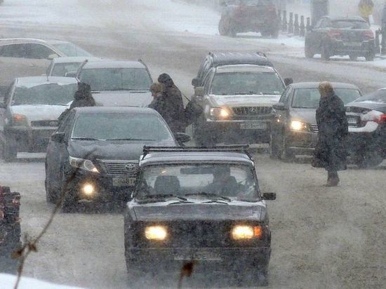 В Москве первый снег вызвал девятибалльные пробки