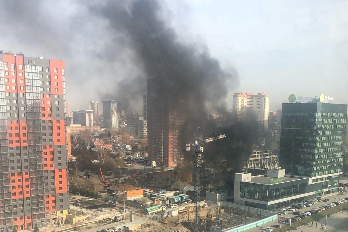 Пожар произошел на стройплощадке возле метро «Октябрьская» в Новосибирске -  МК Новосибирск