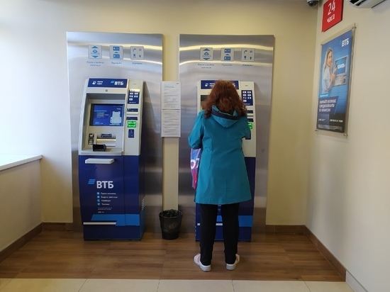 Омские пенсионеры теперь могут получать банковские карты на дом