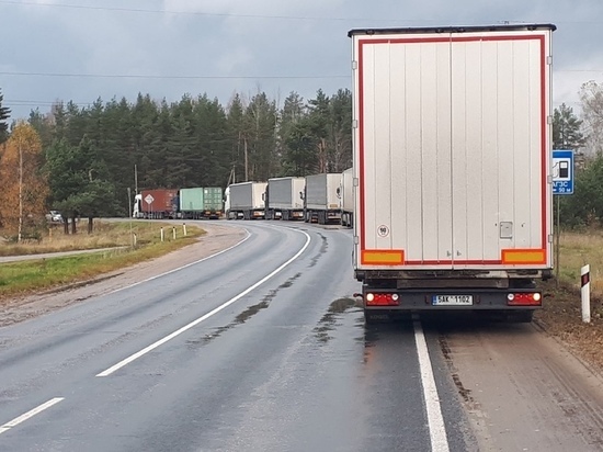 Очереди из грузовиков образовались перед пунктом пропуска «Куничина Гора» в Псковской области