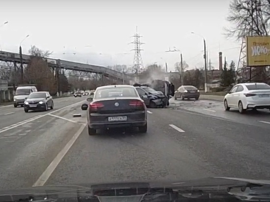 Опубликовано видео серьёзного ДТП на проспекте Калинина в Твери, где перевернулся автомобиль