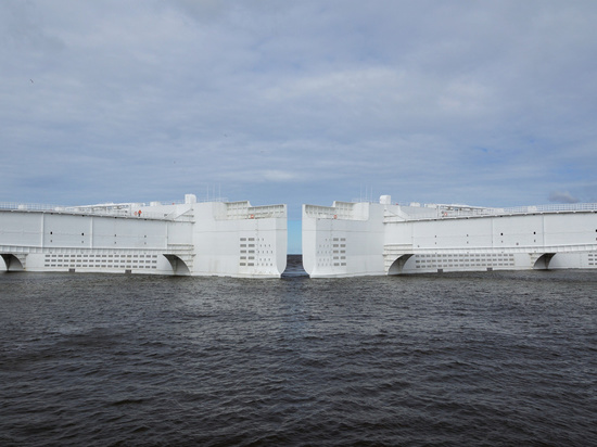 Створы петербургской дамбы закроют из-за угрозы наводнения в ночь на 22 октября