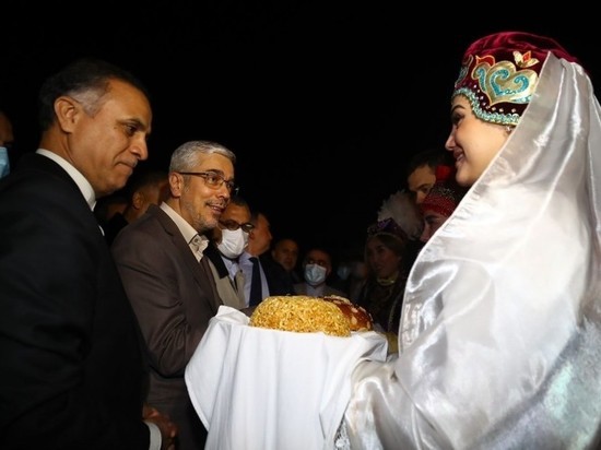 Иранскую делегацию в Астрахани встретили с хлебом-солью, чак-чаком и баурсаками