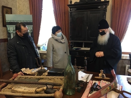 В Улан-Удэ митрополит подарил этномузею старинные предметы быта